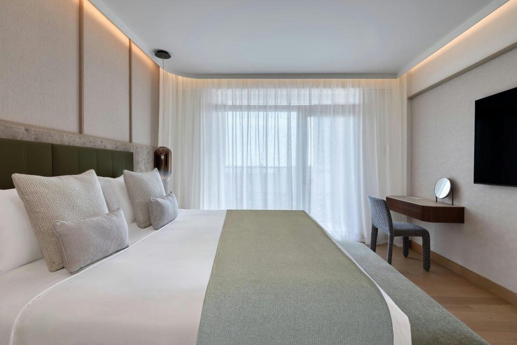 1 Bedroom, Governor, Suite, King Bed, Skyline View, Sofa, Balcony