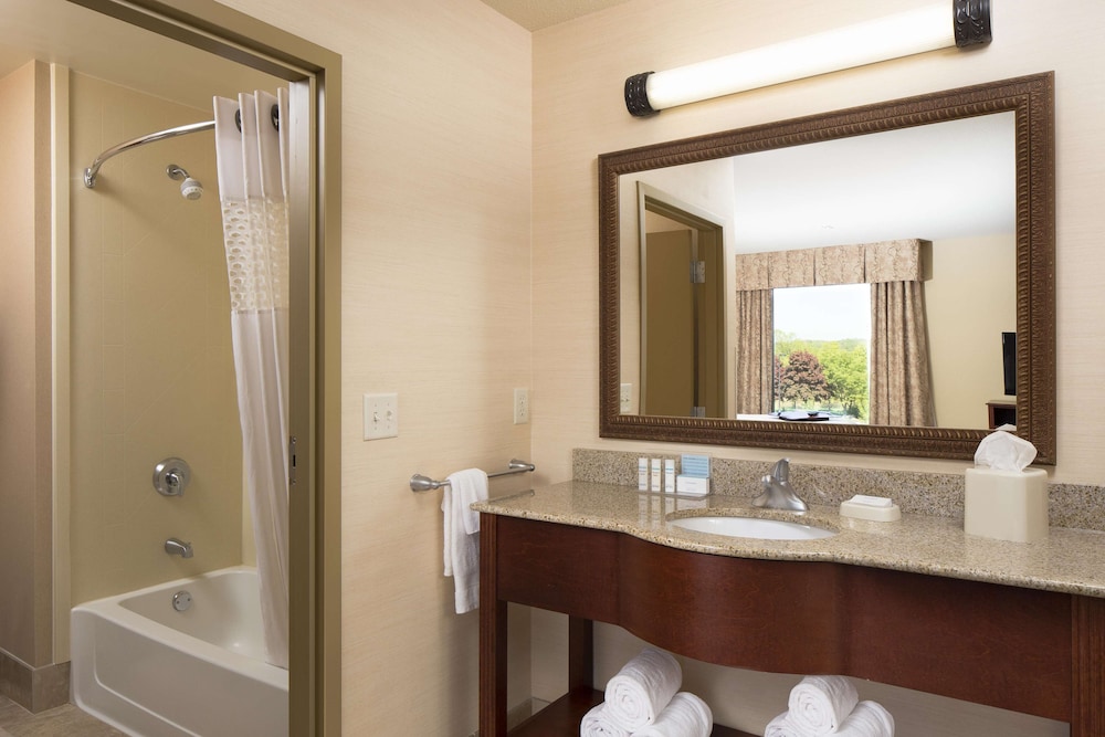 Hampton Inn & Suites West Bend 24/48