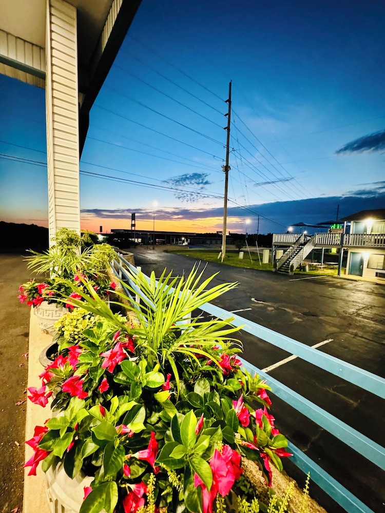 Ozark Inn & Suites 23/27