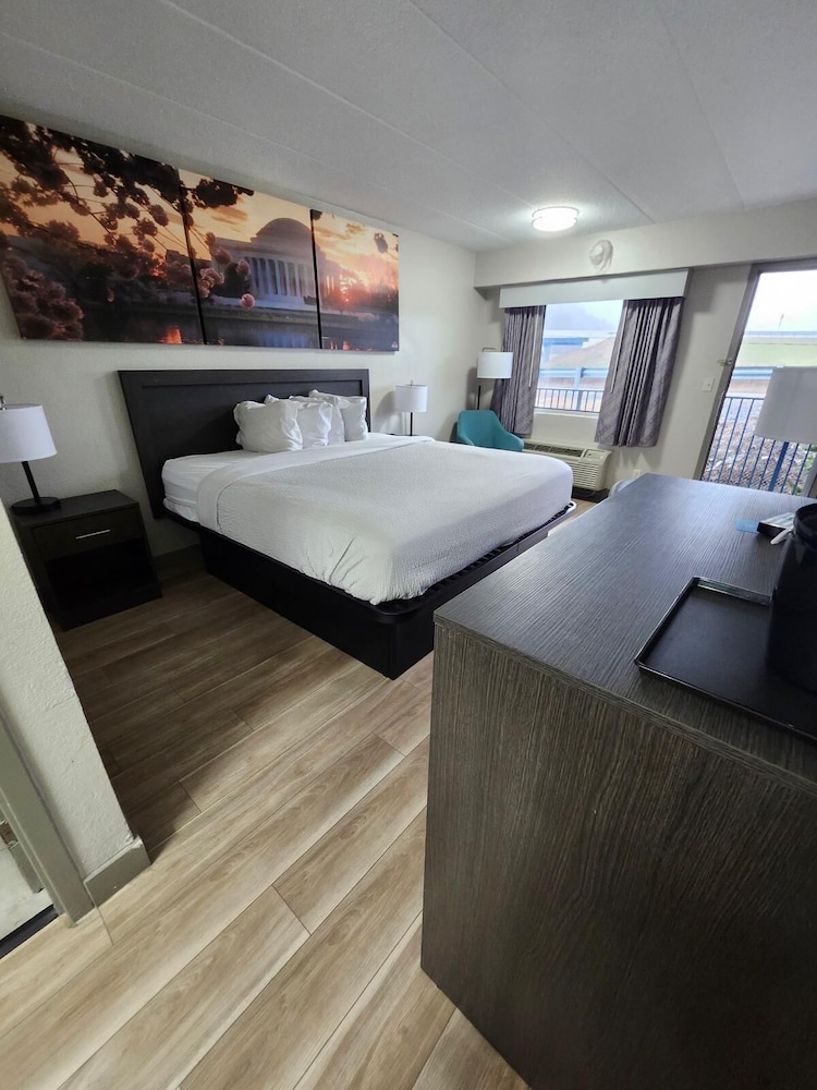 Days Inn by Wyndham Charleston WV 17/33