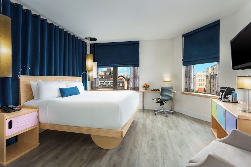 DELUXE, KING BED, BROADWAY VIEW