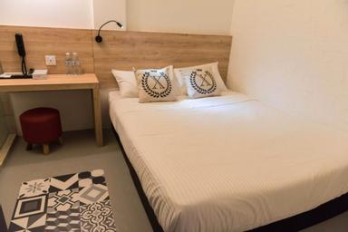 Standard, Queen Bed, No Window