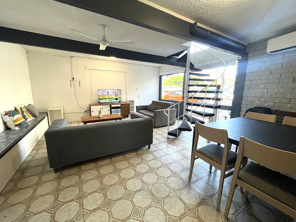 Tropicana Motel 32/50