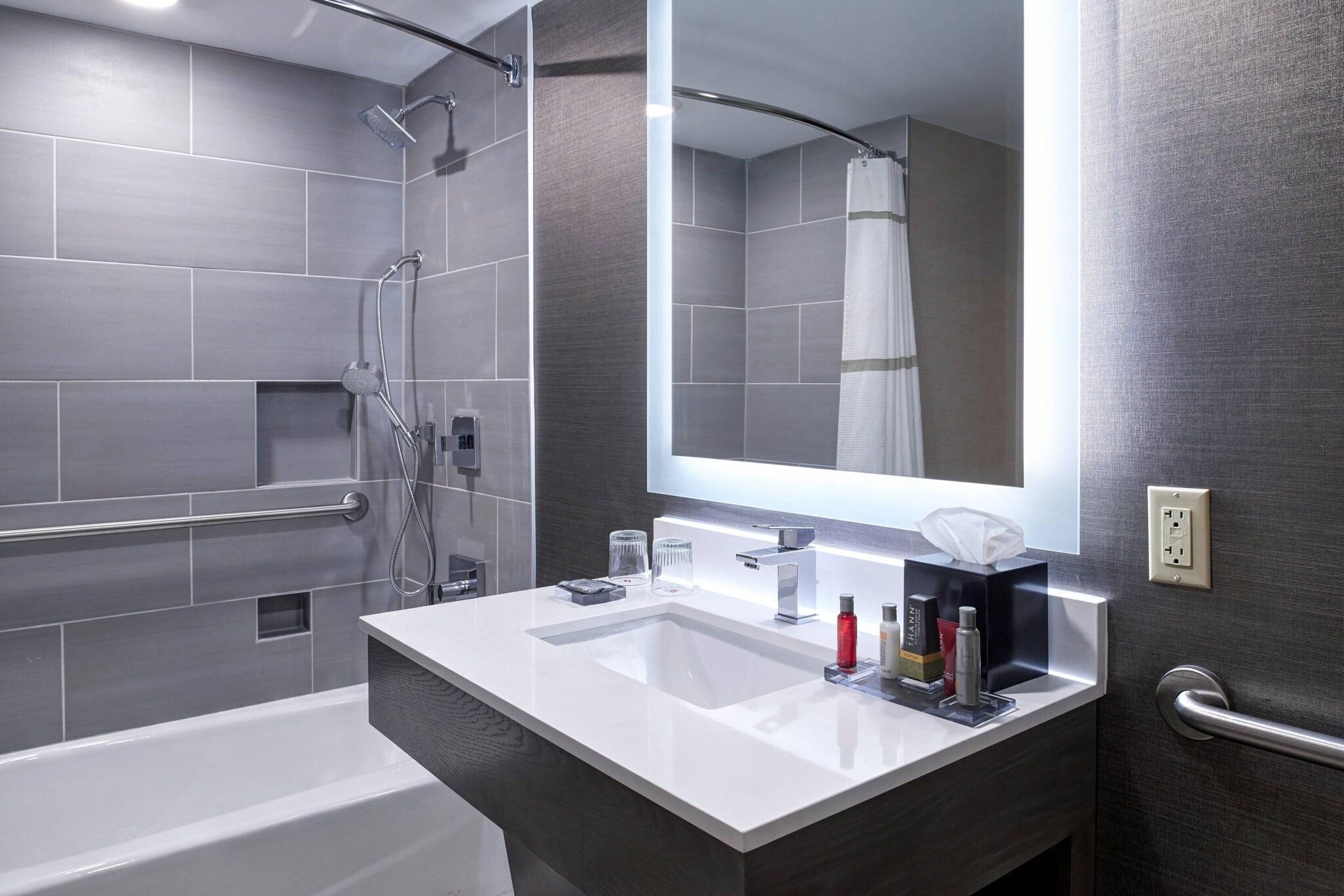 غرفة بسرير مزدوج لذوي الإعاقة، Marriott Indianapolis North 3/5