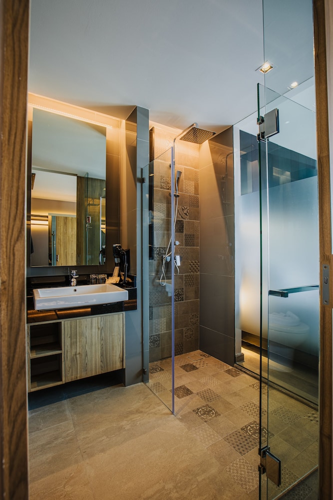 Rak Elegant Hotel Patong 9/69