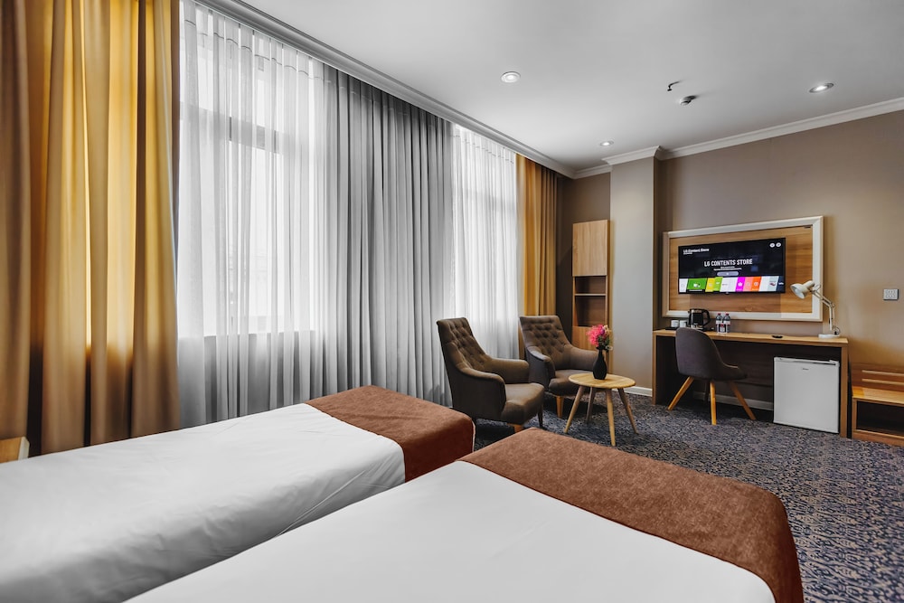 Metro City Hotel 11/44