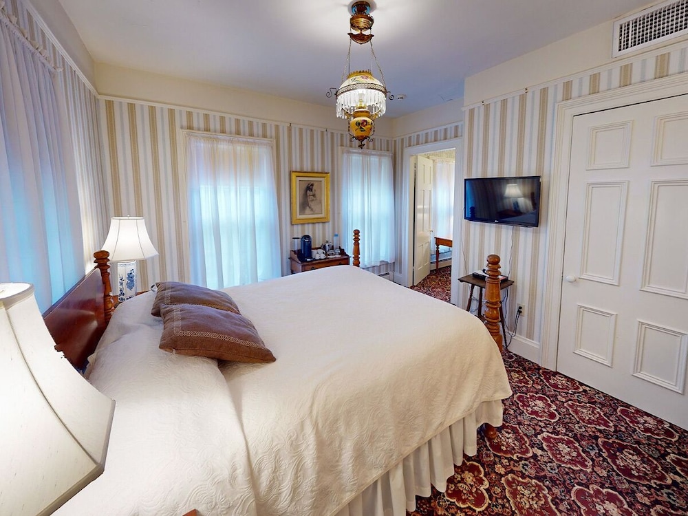 Village, Suite, Queen Bed