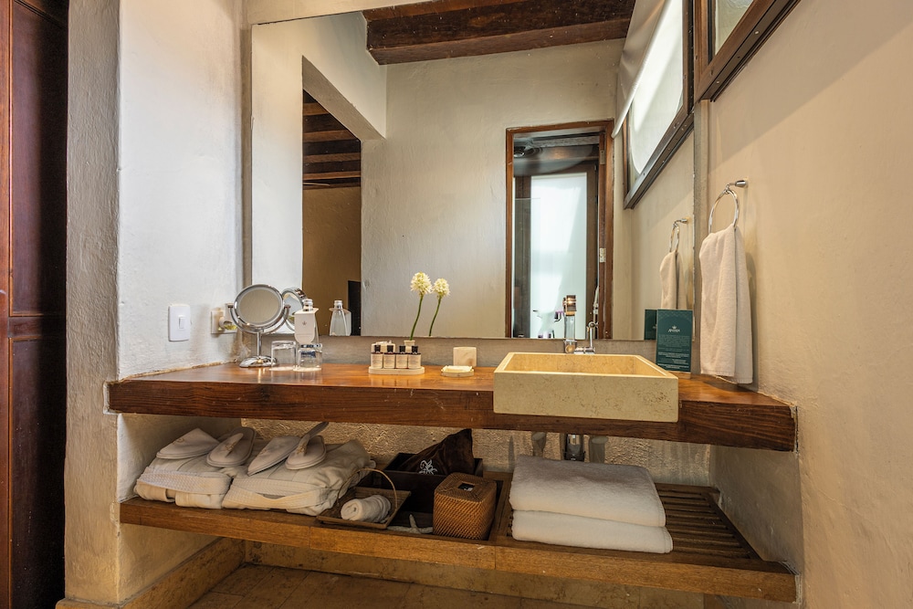 Ananda Hotel Boutique 67/70