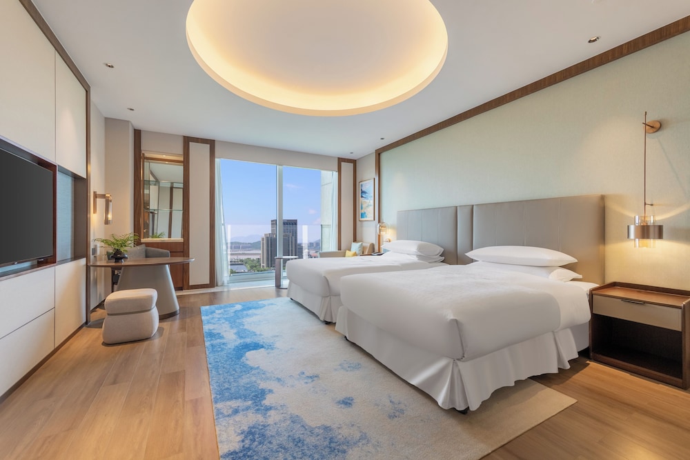 غرفة بسريرين منفصلين بإطلالة على البحر بشرفة، Sheraton Zhoushan Hotel 3/10
