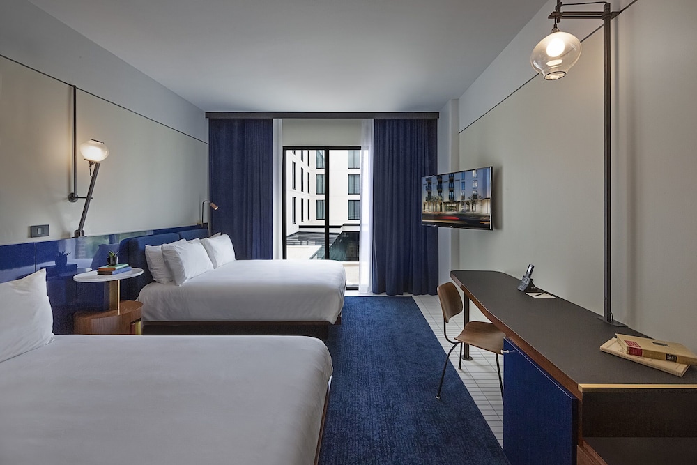 COURTYARD, 2 QUEEN BEDS