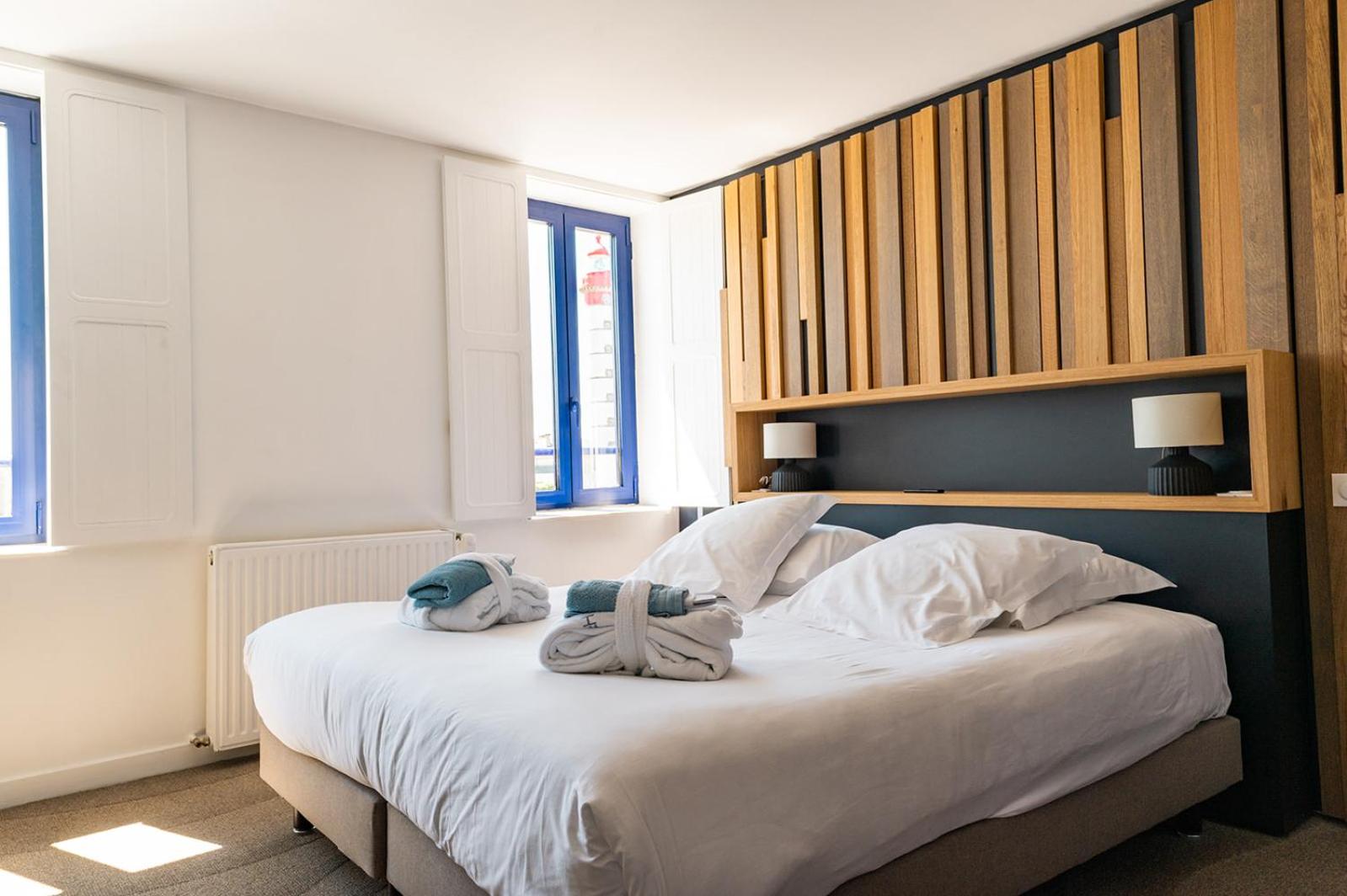 Double Bed, Light House View