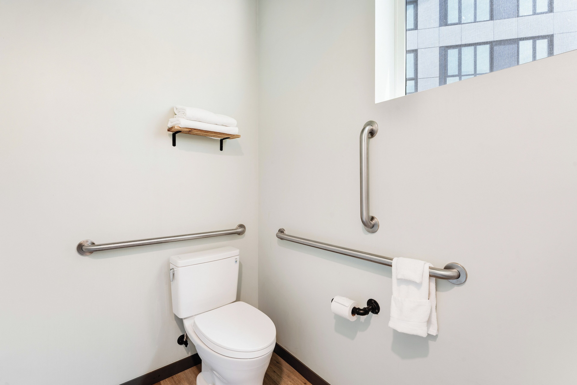 GRAND, KING BED, ACCESSIBLE