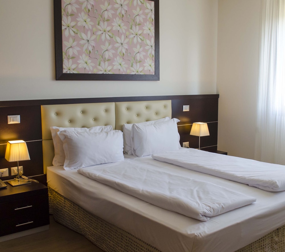 SUPERIOR, DOUBLE OR TWIN BED