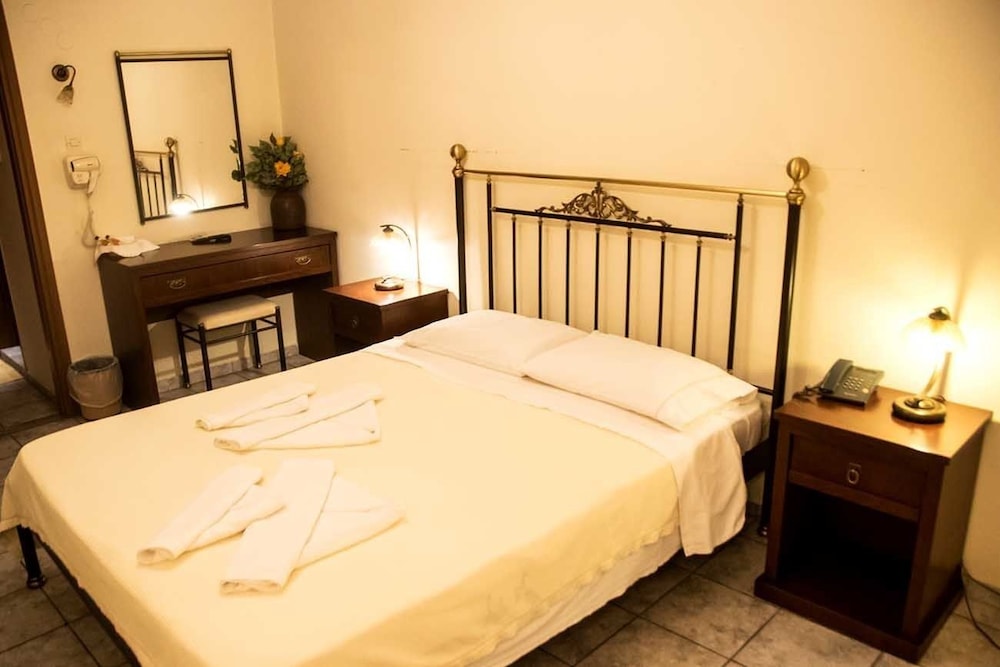 ROOM, DOUBLE BED