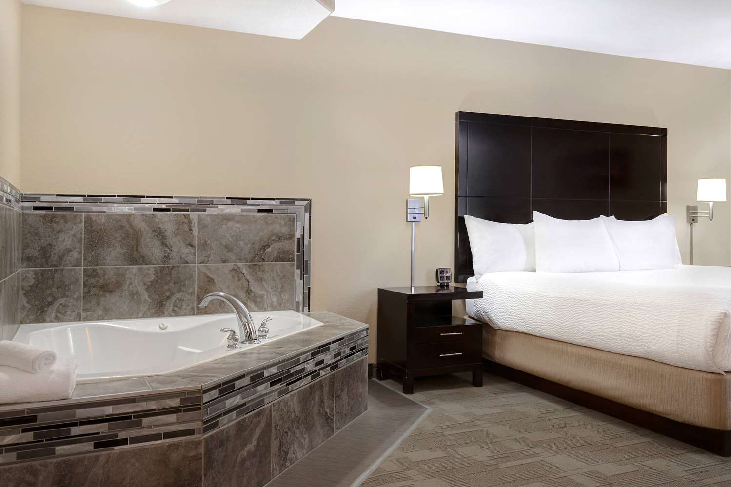 Days Inn By Wyndham Medicine Hat 36/38
