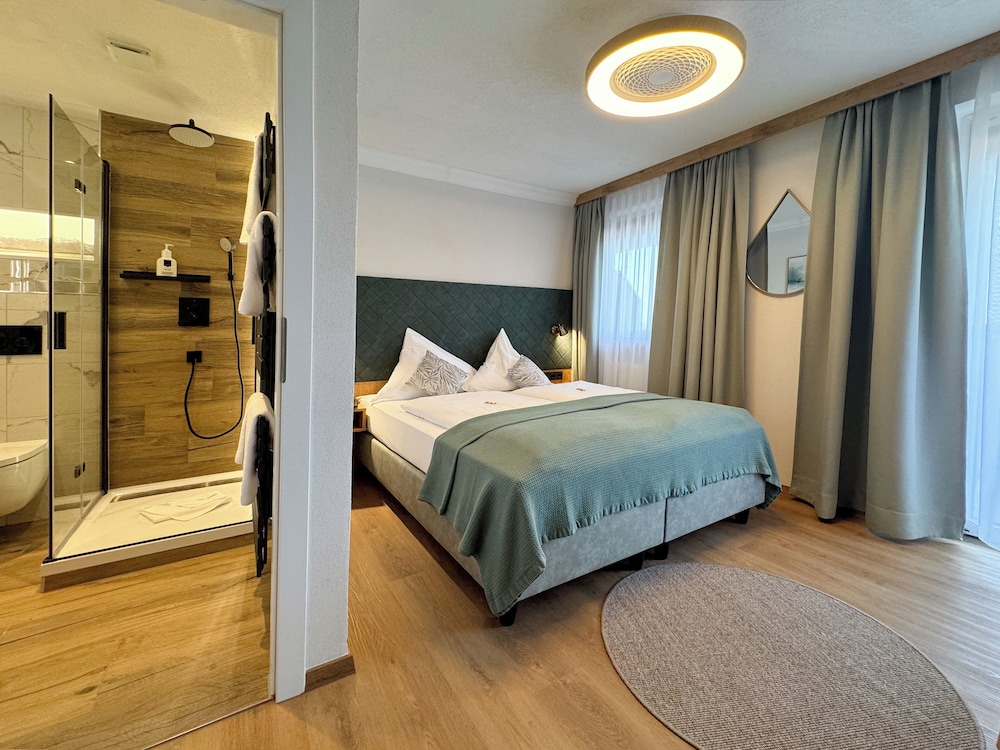 Panoramic, Queen Bed, Lake Side, Balcony