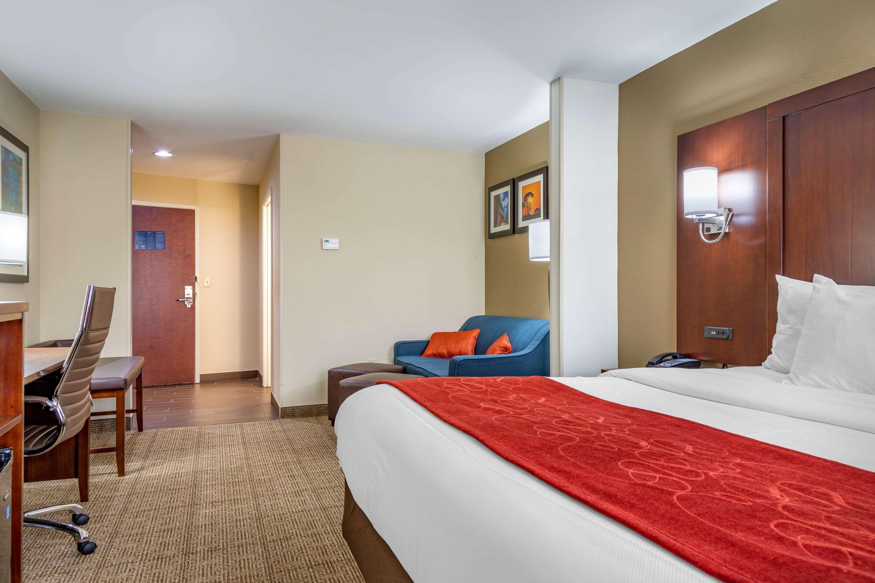 SUITE, KING BED, ACCESSIBLE