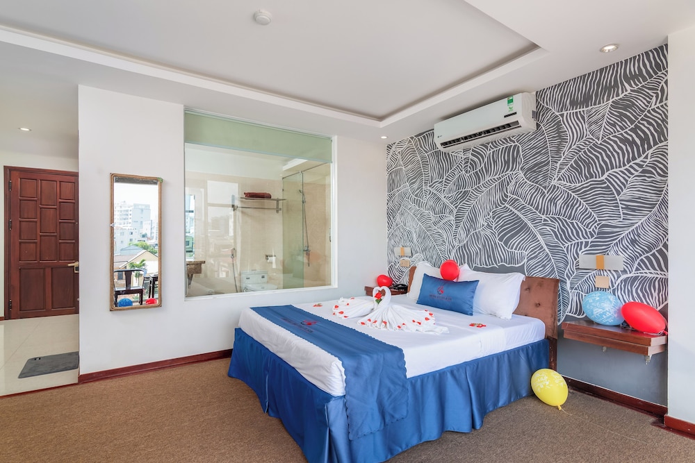DELUXE, QUEEN BED, CITY VIEW