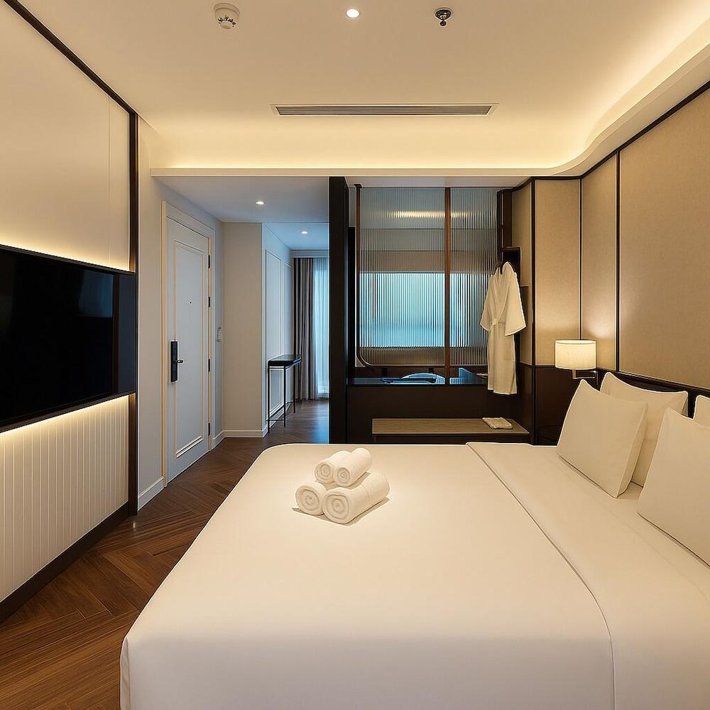 Sky, Beach, Executive, Suite, City View, Balcony