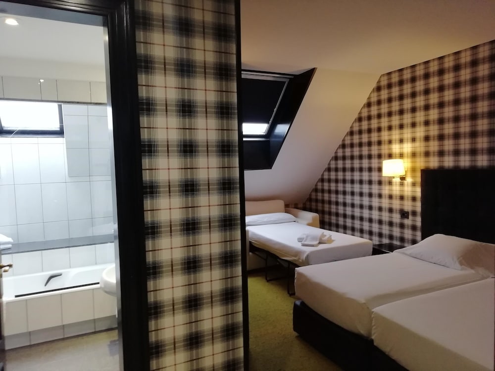 ROOM, 2 BEDS, SOFA