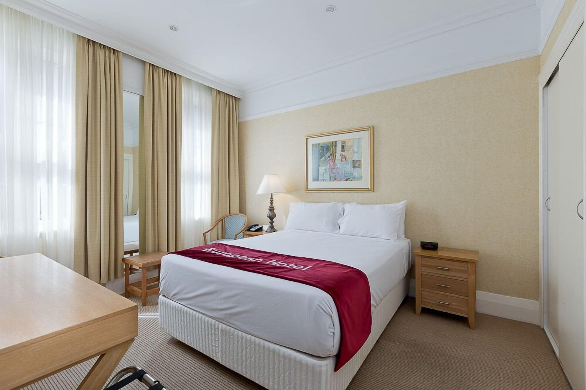 STANDARD, QUEEN BED