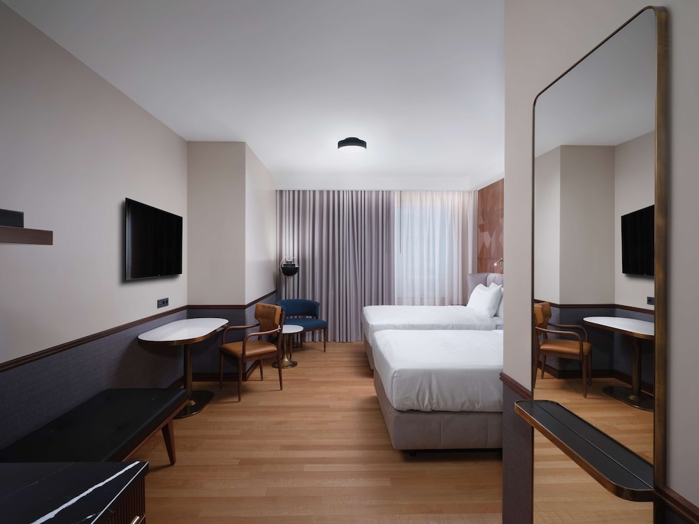 Connecting, Family, King and Twin Beds, Iceland Parliament Hotel, Curio Collection by Hilton 2/4