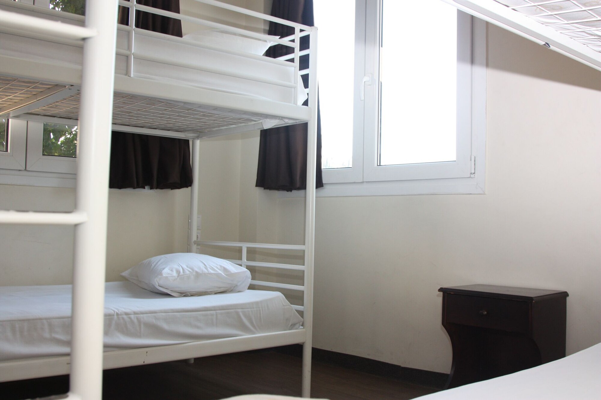 FEMALE DORM, FEMALE ONLY, SHARED BATHROOM