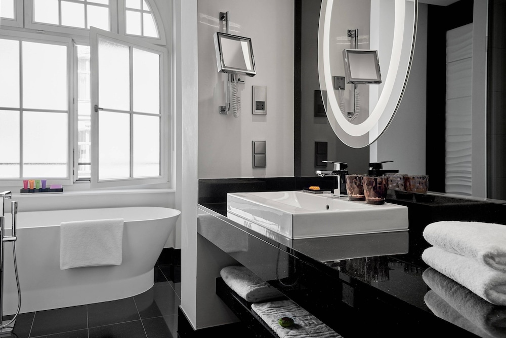 Roomers Berlin, Autograph Collection 18/42