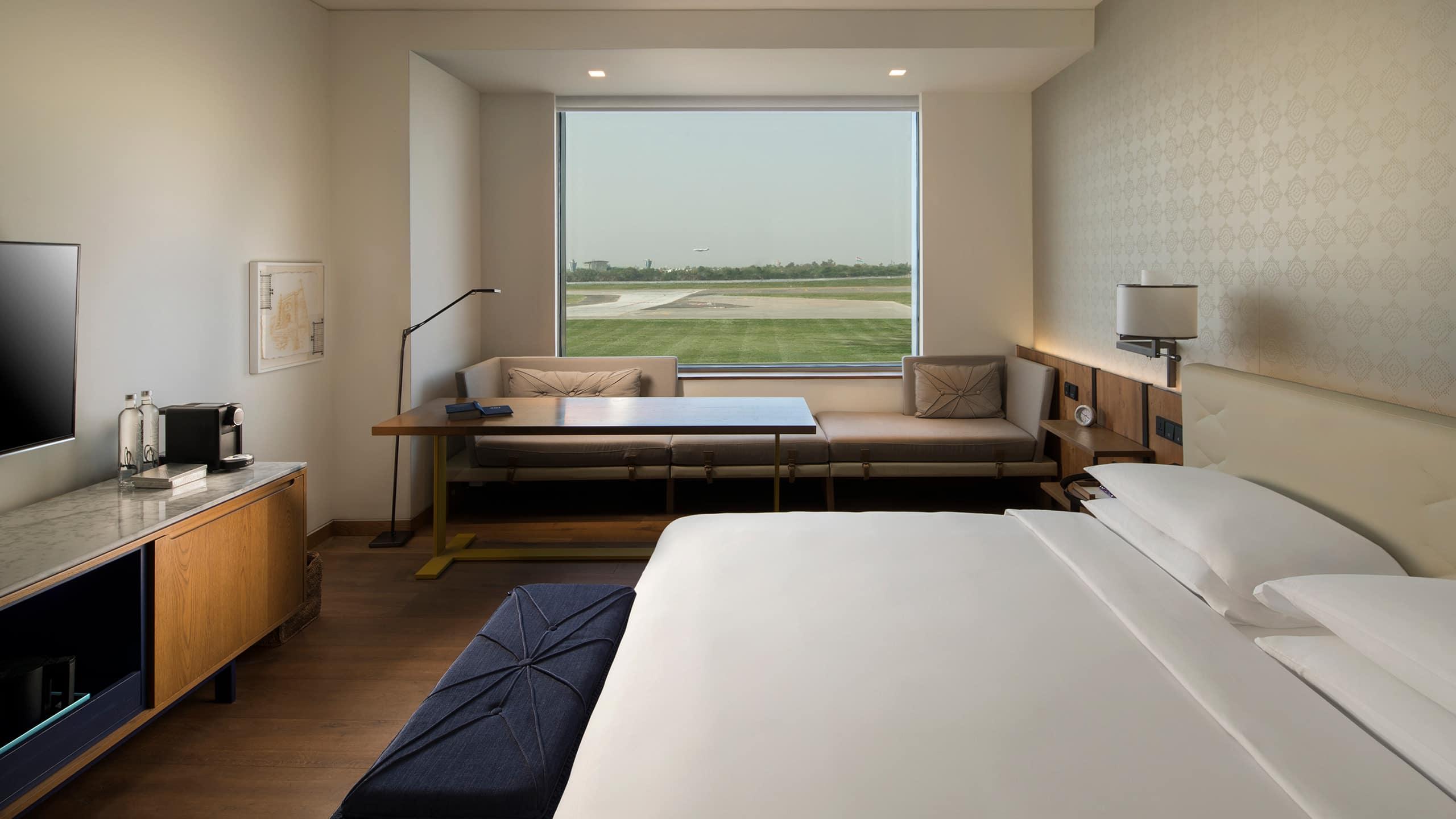 Deluxe, King Bed, Runway View