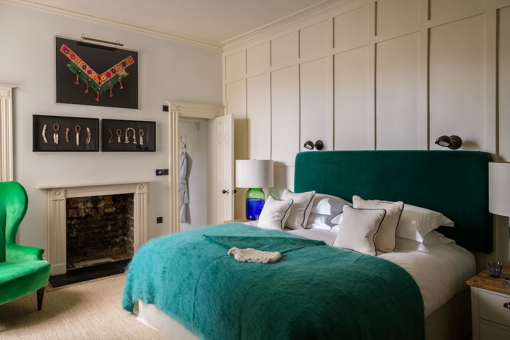 DELUXE, DOUBLE BED