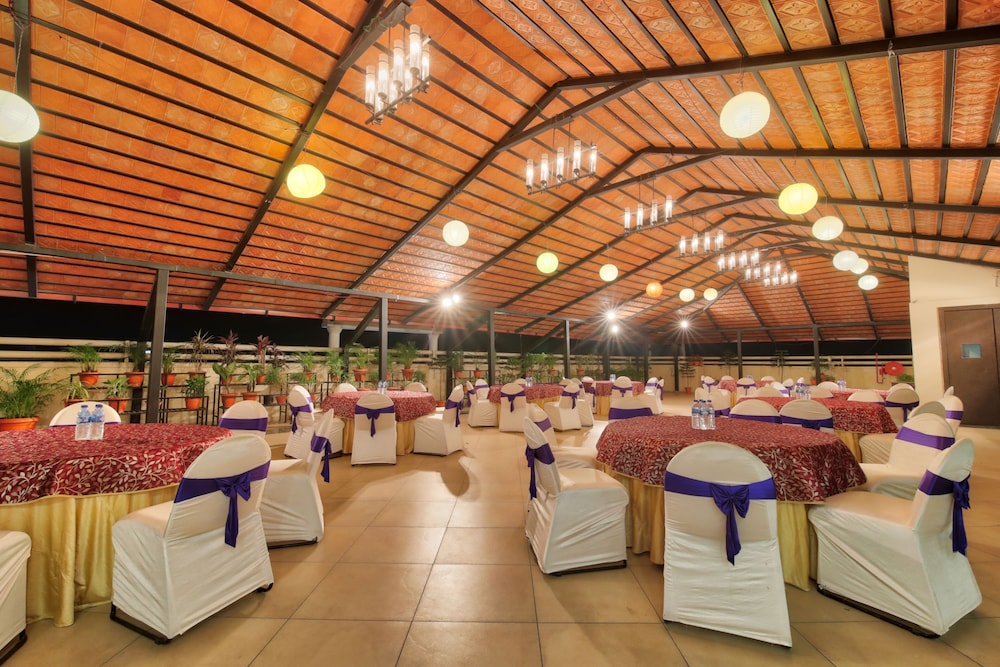 Vishwaratna Hotel 33/39
