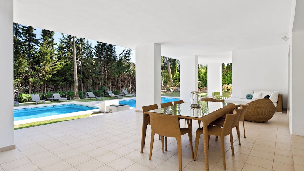 Host Villas & Suites 50/50