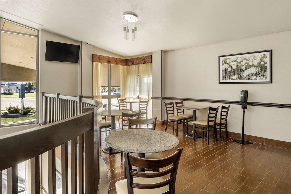 AmericInn by Wyndham Grand Rapids Airport North 42/62
