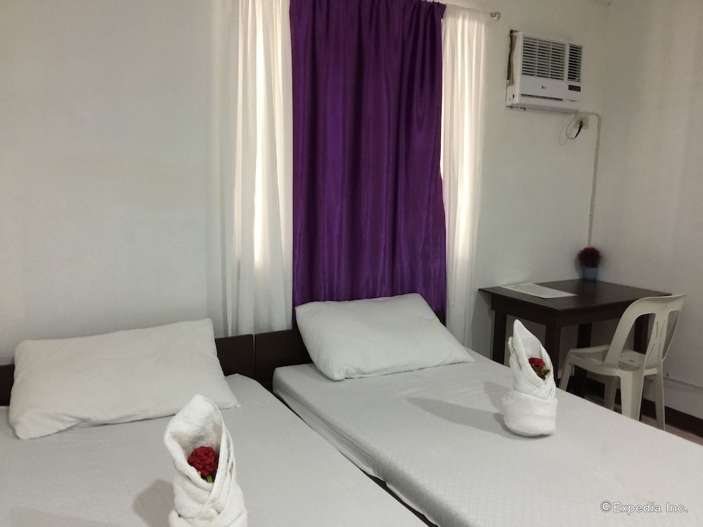 STANDARD, TWIN BEDS, SHARED BATHROOM