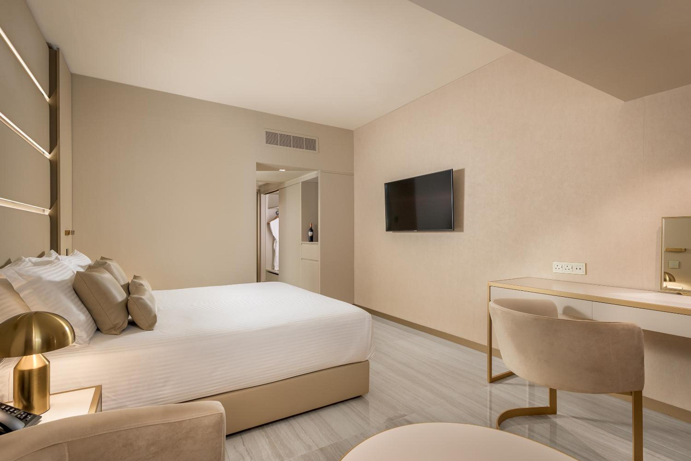 Deluxe, Double or Twin Bed, Side Sea View