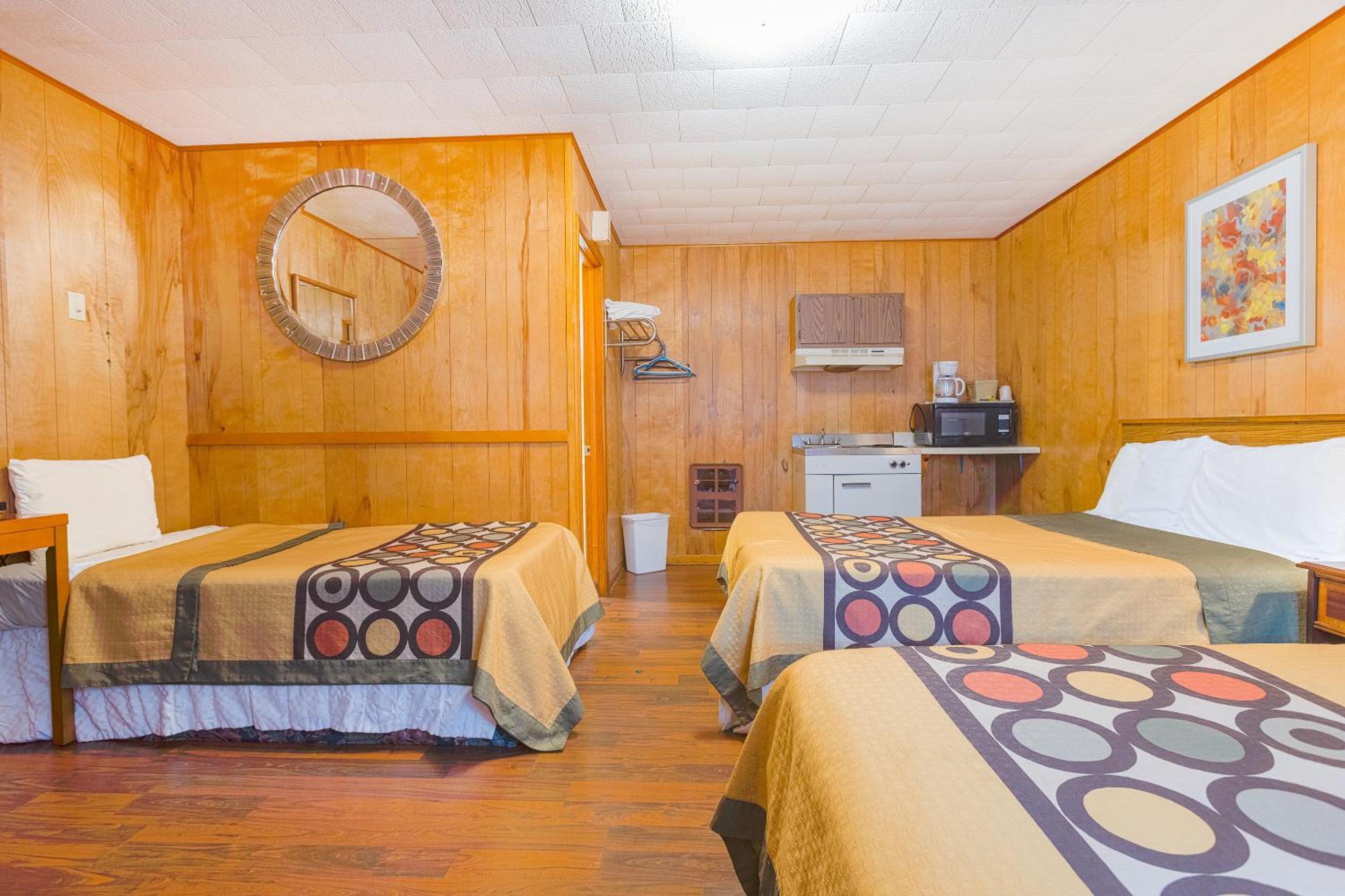 غرفة عائلية بسريرين كوين مع أريكة بمطبخ صغير، Parkside Motel by OYO Meadville Conneaut Lake 4/4