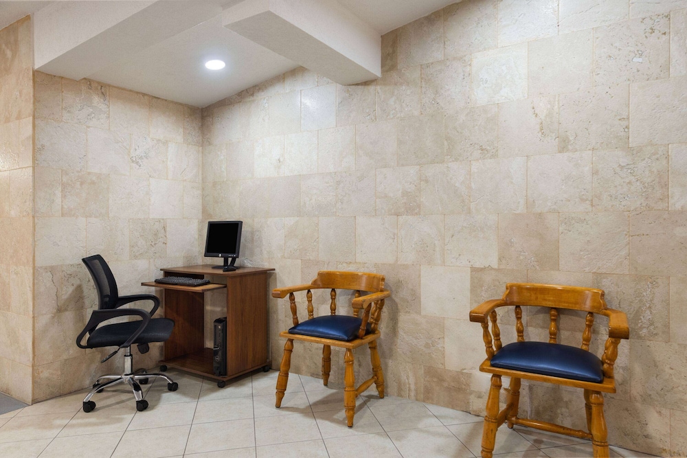 Howard Johnson by Wyndham Toluca 44/49