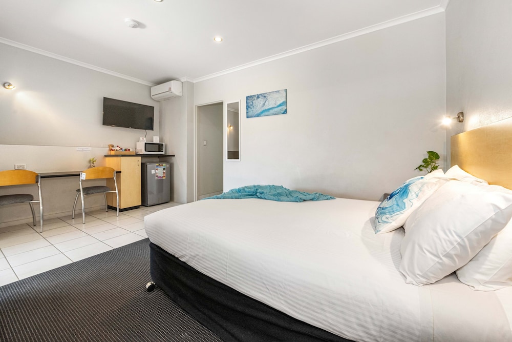 2 Bedrooms, Family, Queen and Twin Beds