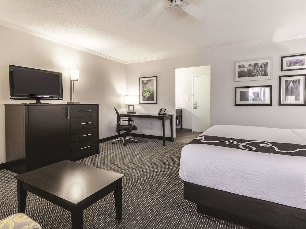 La Quinta Inn & Suites by Wyndham Cleveland - Airport North 10/44