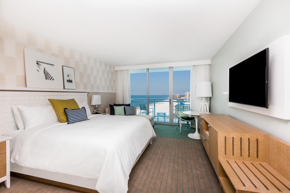 Grand, Deluxe, King Bed, Partial Gulf View
