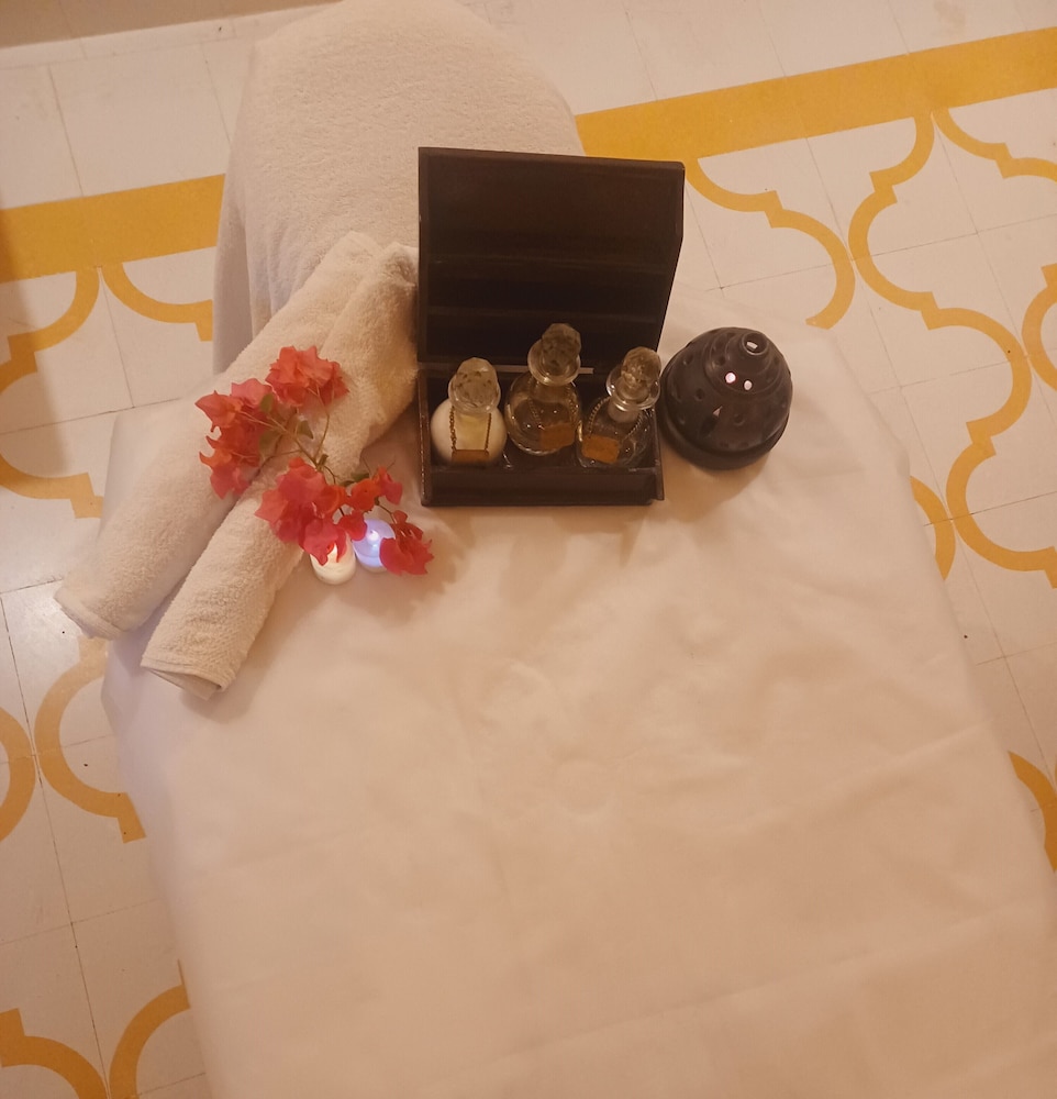 Hotel Dev Vilas 10/72