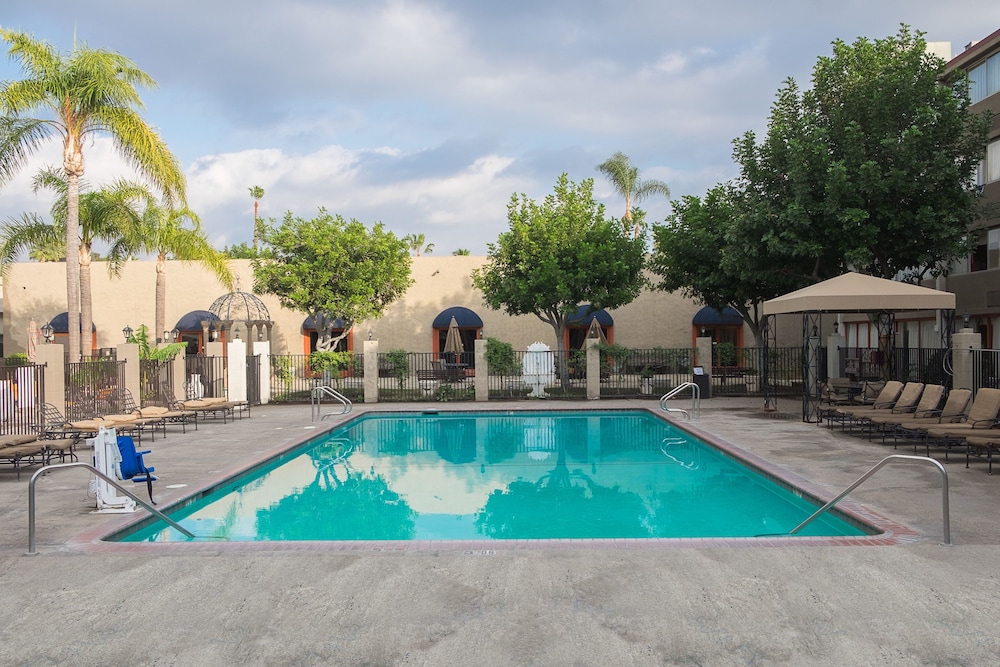 Howard Johnson by Wyndham Fullerton/Anaheim Conference Cntr 2/29