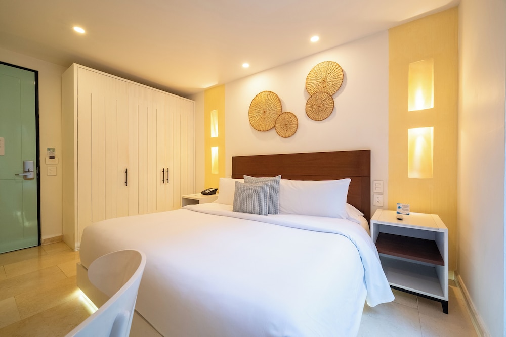 ROOM, KING BED