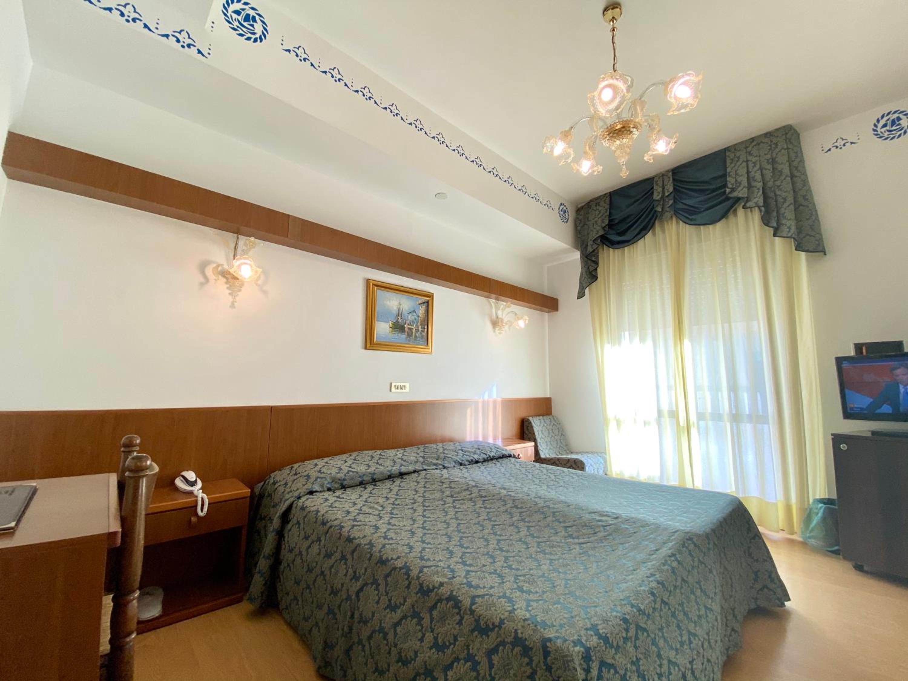 Room, Double or Twin Bed, Lateral Side Sea View