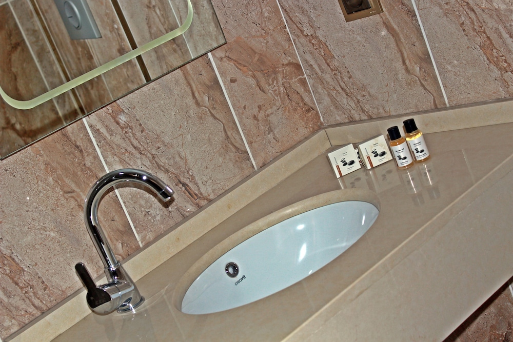 Feza Otel 63/64