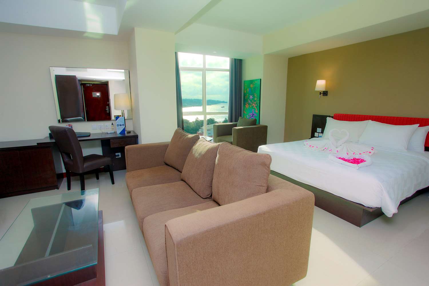Executive, Queen Bed, Mountain View, Sofa