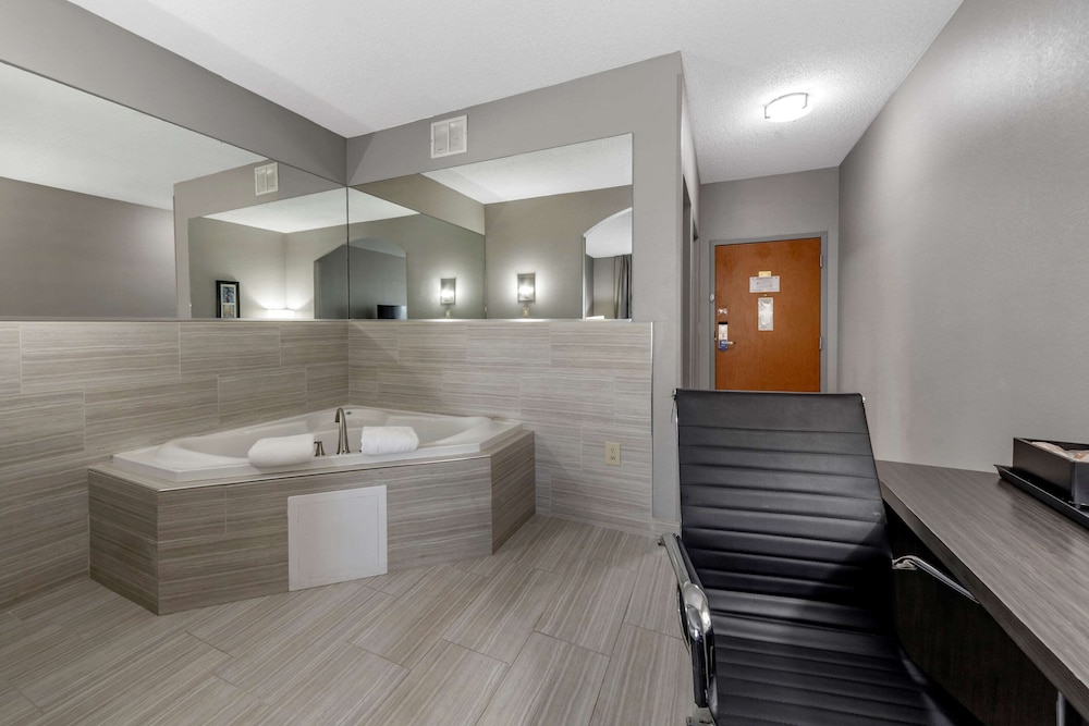 Garner Hotel Oklahoma City Quail Springs by IHG 8/71