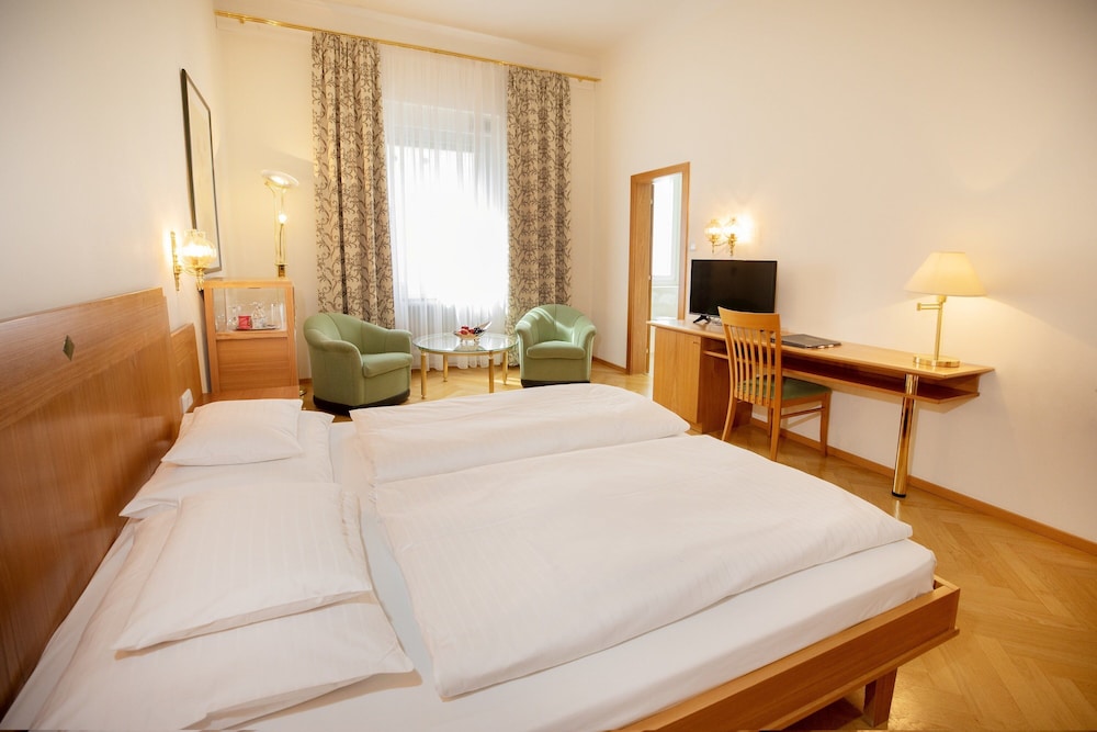 CLASSIC, DELUXE, DOUBLE BED