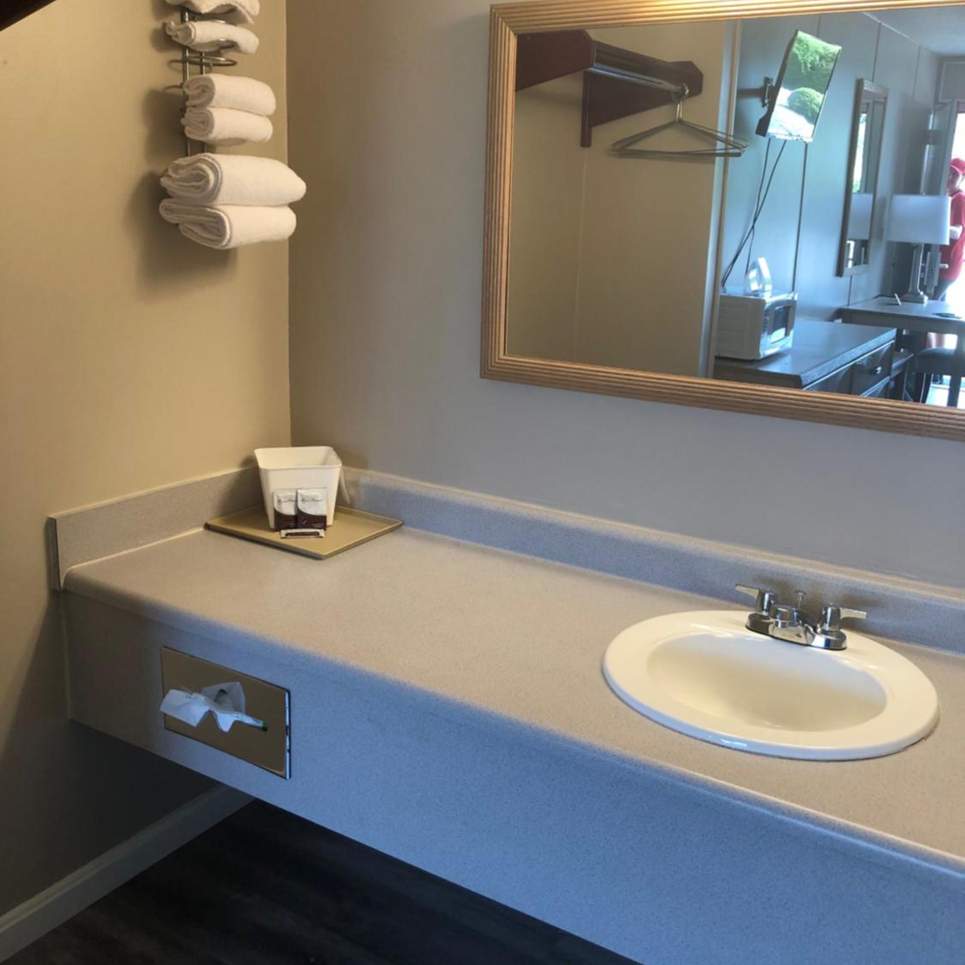 استوديو بسرير كينج، Red Carpet Inn Louisville 10/10
