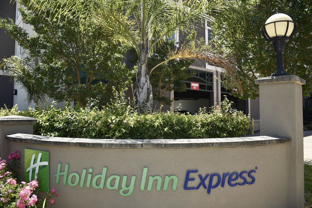 HOLIDAY INN EXPRESS WINDSOR SONOMA WINE COUNTRY 3/50